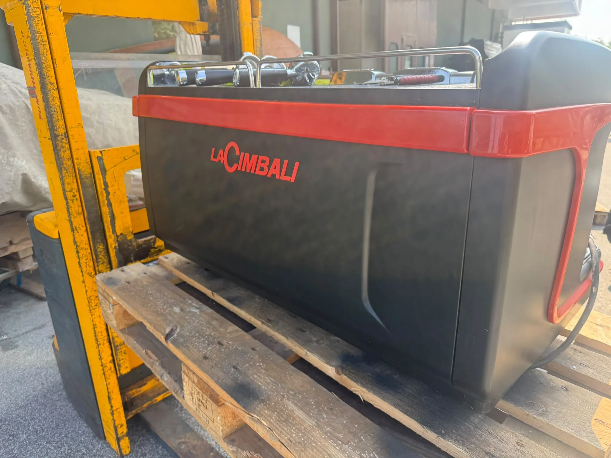 Macchina da caffè espresso professionale La Cimbali, foto 2 – esempio di attrezzatura trattata da Domi Coffee Tech, Mirano (Venezia)