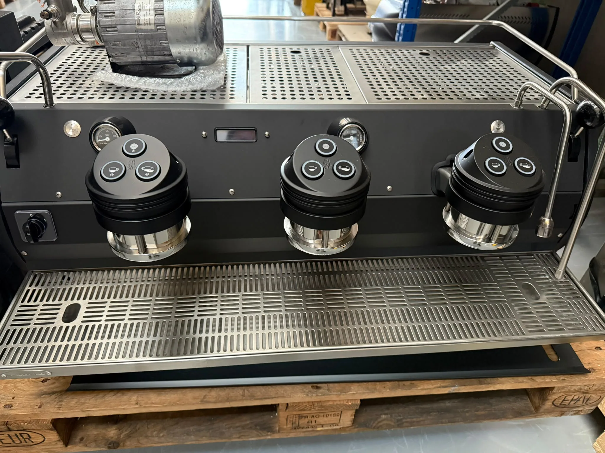 Macchina da caffè espresso professionale Marzocco, foto 1 – esempio di attrezzatura trattata da Domi Coffee Tech, Mirano (Venezia)