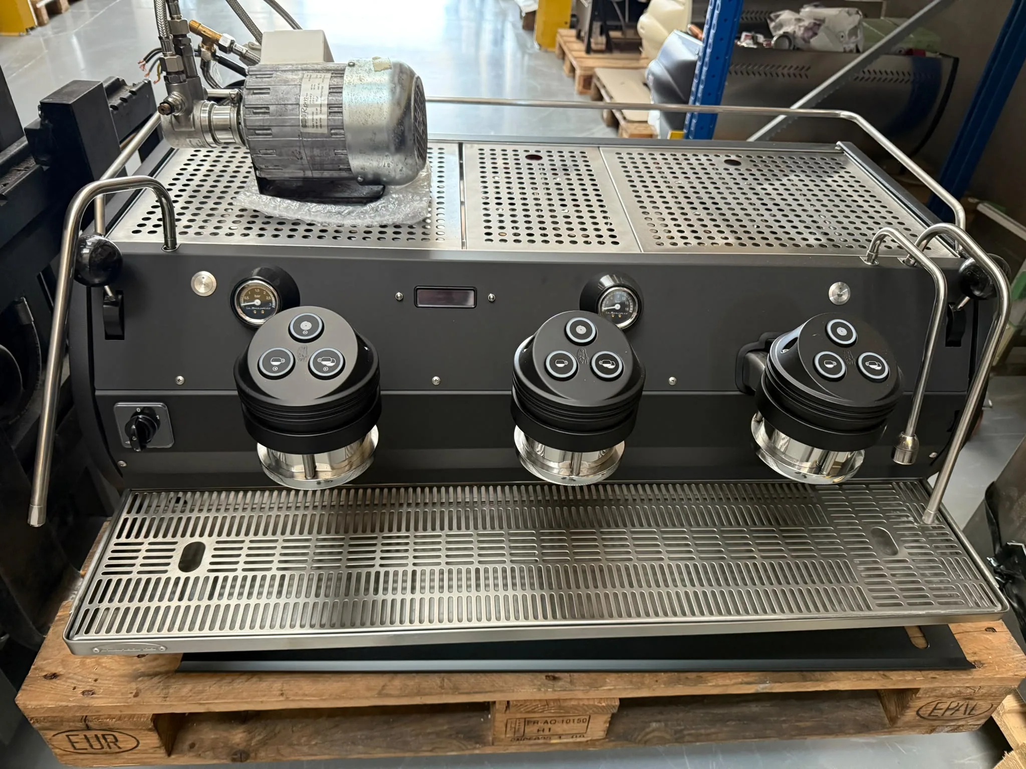 Macchina da caffè espresso professionale Marzocco, foto 6 – esempio di attrezzatura trattata da Domi Coffee Tech, Mirano (Venezia)