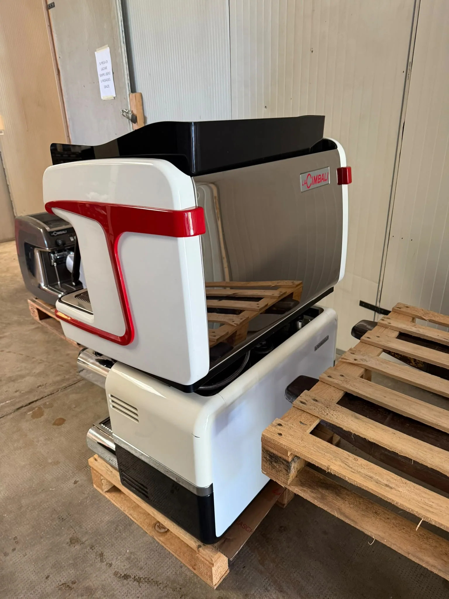 Professional espresso machine Sanremo, photo 1 – example of equipment traded by Domi Coffee Tech, Mirano (Venice) Macchina da caffè espresso professionale Sanremo, foto 1 – esempio di attrezzatura trattata da Domi Coffee Tech, Mirano (Venezia)